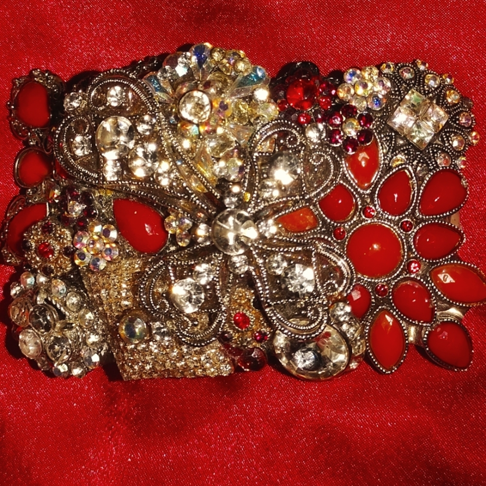 VICTORIA SEARS GEMS AND RHINESTONES BELT BUCKLE